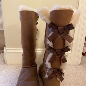 Women’s tall camel tan UGGS with bows🎀